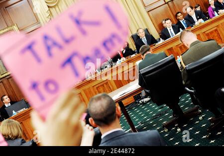 Les membres du Code Pink protestent en tant que commandant du général de commandement central des États-Unis David Petraeus témoigne lors d'une audience devant le sous-comité de la construction militaire, des anciens combattants et des agences connexes du House Appropriations Committee on Capitol Hill à Washington, DC, USA, le 24 avril 2009. Photo par Olivier Douliery/ABACAPRESS.COM Banque D'Images