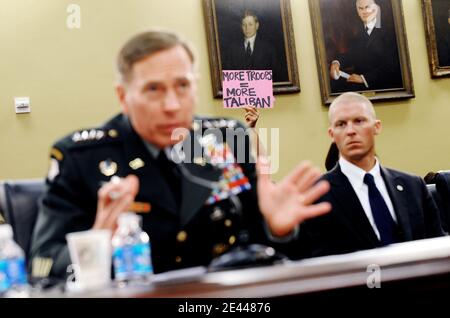 Les membres du Code Pink protestent en tant que commandant du général de commandement central des États-Unis David Petraeus témoigne lors d'une audience devant le sous-comité de la construction militaire, des anciens combattants et des agences connexes du House Appropriations Committee on Capitol Hill à Washington, DC, USA, le 24 avril 2009. Photo par Olivier Douliery/ABACAPRESS.COM Banque D'Images