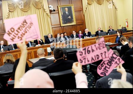 Les membres du Code Pink protestent en tant que commandant du général de commandement central des États-Unis David Petraeus témoigne lors d'une audience devant le sous-comité de la construction militaire, des anciens combattants et des agences connexes du House Appropriations Committee on Capitol Hill à Washington, DC, USA, le 24 avril 2009. Photo par Olivier Douliery/ABACAPRESS.COM Banque D'Images