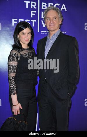 Kevin Kline, membre du casting, et sa femme Phoebe Cates à la première de « Queen to Play » lors du Tribeca film Festival 2009 au SVA Theatre de New York City, NY, USA, le 25 avril 2009. Photo de Gregorio Binuya/ABACAPRESS.COM Banque D'Images