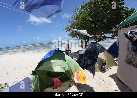 Les guadeloupeens se retouvent sur les plages pour quelques jours de camping en famille pendentif le week-end de Paques et la fin du careme, a Bois Jolan pres de Sainte Anne, Guadeloupe, France le 11 avril, 2009. Ce week-end les derniers verts ne font plus greve. Photo Julien Tack/ABACAPRESS.COM Banque D'Images