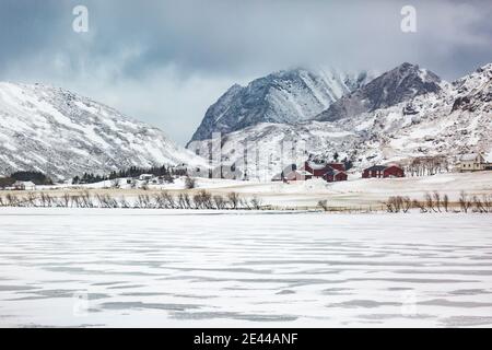 Vue panoramique sur les maisons en bois situées près du cimetière avec pierres tombales Dans la vallée des hautes terres enneigées en hiver en Norvège Banque D'Images