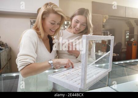 Des amies gaies qui s'amusent à faire du shopping ensemble pour leurs bijoux Banque D'Images