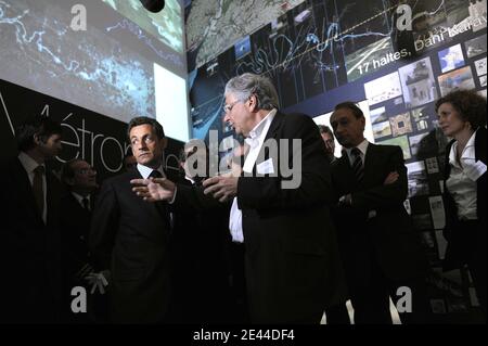 Le président français Nicolas Sarkozy visite l'exposition de la nouvelle vision de Paris à la Cité de lÀArchitecture et du Patrimoine au Palais Chaillot à Paris, France, le 29 avril 2009. Photo de Mehdi Taamallah/ABACAPRESS.COM Banque D'Images