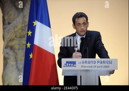 Le président français Nicolas Sarkozy dévoile une nouvelle vision de Paris lors d’un discours prononcé le 29 avril 2009 à la Cité de lÀArchitecture et du Patrimoine au Palais Chaillot à Paris. Photo de Mehdi Taamallah/ABACAPRESS.COM Banque D'Images