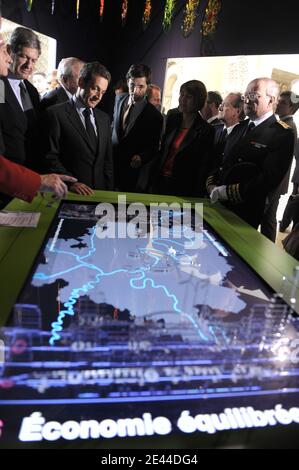 Le président français Nicolas Sarkozy visite l'exposition de la nouvelle vision Pour Paris à la Cité de l Banque D'Images