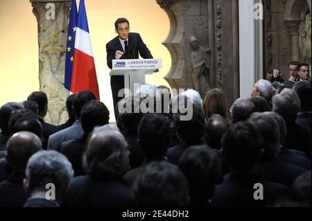 Le président français Nicolas Sarkozy dévoile une nouvelle vision de Paris lors d’un discours prononcé le 29 avril 2009 à la Cité de lÀArchitecture et du Patrimoine au Palais Chaillot à Paris. Photo de Mehdi Taamallah/ABACAPRESS.COM Banque D'Images