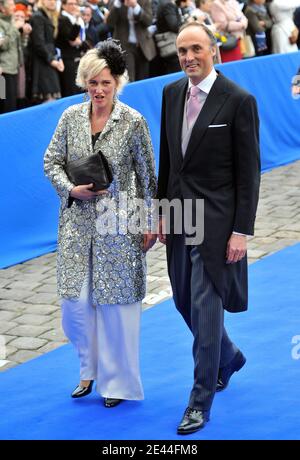 Le prince Lorenz de Belgique et la princesse Astrid de Belgique assistent au mariage Philomena de Tornos et Jean d'Orléans à la cathédrale de Senlis le 2 mai 2009 à Senlis, en France. Photo de Gorassini-Mousse/ABACAPRESS.COM Banque D'Images