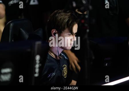MOSCOU - 14 SEPTEMBRE 2019 : événement de jeu esports. Un professionnel suédois du cybersport assis devant l'écran s'est concentré sur le jeu pendant l'élite Banque D'Images