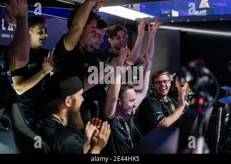 MOSCOU - 14 SEPTEMBRE 2019 : événement de jeu esports. Une équipe de professionnels du cybersport suédois célèbre la victoire lors d'un tournoi Banque D'Images