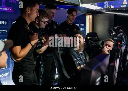 MOSCOU - 14 SEPTEMBRE 2019 : événement de jeu esports. Une équipe de professionnels suédois des cybersports célèbrent la victoire lors du tournoi à Banque D'Images