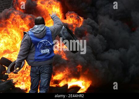 Les plusieurs dizaines de gardiens de prison ont bloque l'accès a la Maison d'arret de Loos pres de Lille, France le 5 Mai, 2009 tot ce matin en brulant des barricades de pneu. La principale revente des manifestes est la création de postes pour alleg Banque D'Images