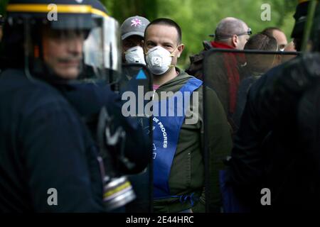 Les plusieurs dizaines de gardiens de prison ont bloque l'accès a la Maison d'arret de Loos pres de Lille, France le 5 Mai, 2009 tot ce matin en brulant des barricades de pneu. La principale revente des manifestes est la création de postes pour alleg Banque D'Images