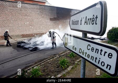 Les plusieurs dizaines de gardiens de prison ont bloque l'accès a la Maison d'arret de Loos pres de Lille, France le 5 Mai, 2009 tot ce matin en brulant des barricades de pneu. La principale revente des manifestes est la création de postes pour alleg Banque D'Images