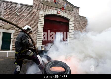 Les plusieurs dizaines de gardiens de prison ont bloque l'accès a la Maison d'arret de Loos pres de Lille, France le 5 Mai, 2009 tot ce matin en brulant des barricades de pneu. La principale revente des manifestes est la création de postes pour alleg Banque D'Images