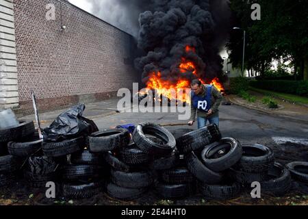 Les plusieurs dizaines de gardiens de prison ont bloque l'accès a la Maison d'arret de Loos pres de Lille, France le 5 Mai, 2009 tot ce matin en brulant des barricades de pneu. La principale revente des manifestes est la création de postes pour alleg Banque D'Images
