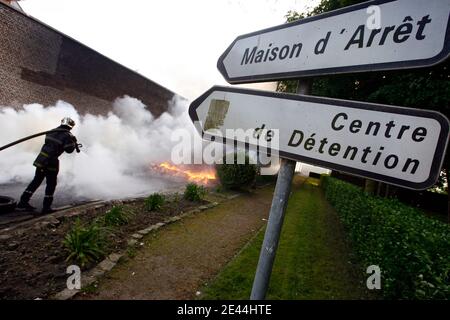Les plusieurs dizaines de gardiens de prison ont bloque l'accès a la Maison d'arret de Loos pres de Lille, France le 5 Mai, 2009 tot ce matin en brulant des barricades de pneu. La principale revente des manifestes est la création de postes pour alleg Banque D'Images