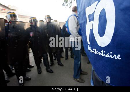 Les plusieurs dizaines de gardiens de prison ont bloque l'accès a la Maison d'arret de Loos pres de Lille, France le 5 Mai, 2009 tot ce matin en brulant des barricades de pneu. La principale revente des manifestes est la création de postes pour alleg Banque D'Images