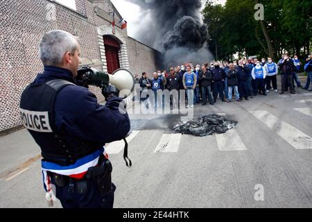 Les plusieurs dizaines de gardiens de prison ont bloque l'accès a la Maison d'arret de Loos pres de Lille, France le 5 Mai, 2009 tot ce matin en brulant des barricades de pneu. La principale revente des manifestes est la création de postes pour alleg Banque D'Images