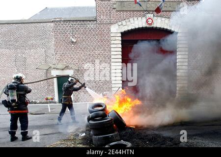 Les plusieurs dizaines de gardiens de prison ont bloque l'accès a la Maison d'arret de Loos pres de Lille, France le 5 Mai, 2009 tot ce matin en brulant des barricades de pneu. La principale revente des manifestes est la création de postes pour alleg Banque D'Images