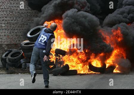 Les plusieurs dizaines de gardiens de prison ont bloque l'accès a la Maison d'arret de Loos pres de Lille, France le 5 Mai, 2009 tot ce matin en brulant des barricades de pneu. La principale revente des manifestes est la création de postes pour alleg Banque D'Images