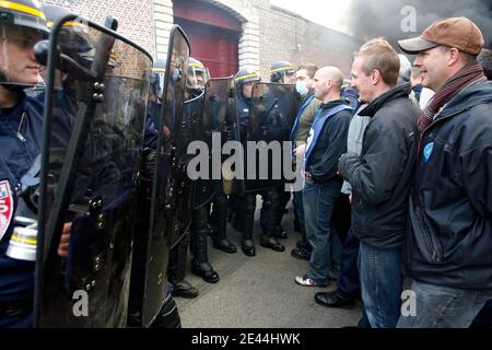 Les plusieurs dizaines de gardiens de prison ont bloque l'accès a la Maison d'arret de Loos pres de Lille, France le 5 Mai, 2009 tot ce matin en brulant des barricades de pneu. La principale revente des manifestes est la création de postes pour alleg Banque D'Images