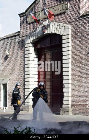 Les plusieurs dizaines de gardiens de prison ont bloque l'accès a la Maison d'arret de Loos pres de Lille, France le 5 Mai, 2009 tot ce matin en brulant des barricades de pneu. La principale revente des manifestes est la création de postes pour alleg Banque D'Images