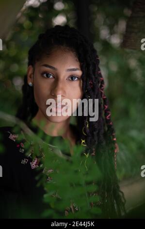 Portrait d'une femme afro latina sûre et attrayante avec des dreadlocks Banque D'Images