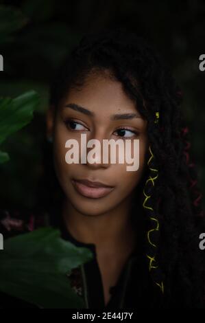 Portrait intime en gros plan d'une femme afro latina attrayante entourée par la nature Banque D'Images
