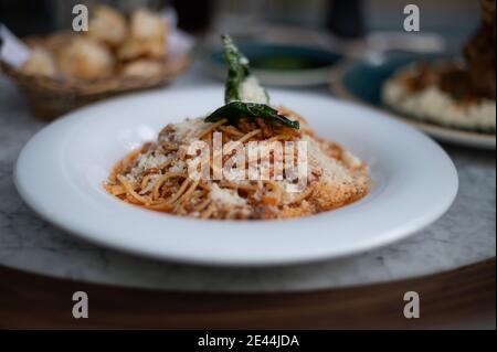 Vue rapprochée du plat de bolognaise spaghetti sur la table du restaurant Banque D'Images