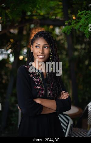 Portrait d'une femme afro latina confiante avec des dreadlocks dans son entreprise Banque D'Images