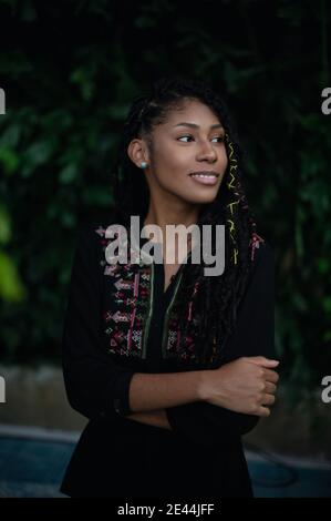 Portrait d'une femme afro latina sûre et attrayante avec des dreadlocks Banque D'Images