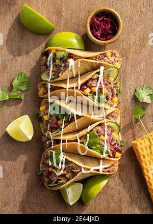 D'en haut confit canard et tacos à la mangue Banque D'Images