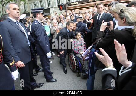 Le président français Nicolas Sarkozy rend hommage à la police française à Paris, en France, le 8 mai 2009, dans le cadre des célébrations de la fin de la Seconde Guerre mondiale et de la victoire des alliés contre l'Allemagne. Photo pool par Denis/ABACAPRESS.COM Banque D'Images