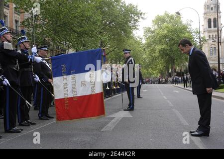 Le président français Nicolas Sarkozy rend hommage à la police française à Paris, en France, le 8 mai 2009, dans le cadre des célébrations de la fin de la Seconde Guerre mondiale et de la victoire des alliés contre l'Allemagne. Photo pool par Denis/ABACAPRESS.COM Banque D'Images