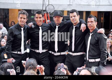 (G-D) les chanteurs Joey McIntyre, Jonathan Knight, Donnie Wahlberg, Jordan Knight et Danny Wood of New Kids on the Block se produisent sur la série de concerts « Today » de NBC au Rockefeller Plaza à New York City, NY, USA, le 8 mai 2009. Photo de Gregorio Binuya/ABACAPRESS.COM (en photo : Joey McIntyre, Jonathan Knight, Donnie Wahlberg, Jordan Knight, Danny Wood, nouveaux enfants sur le bloc) Banque D'Images