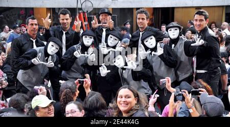 (G-D) les chanteurs Danny Wood, Jordan Knight, Donnie Wahlberg, Joey McIntyre et Jonathan Knight of New Kids on the Block se produisent avec les champions de la saison 1 du meilleur équipage de danse Jabbawockeez sur la série de concerts « Today » de NBC à Rockefeller Plaza à New York City, NY, États-Unis, le 8 mai 2009. Photo de Gregorio Binuya/ABACAPRESS.COM (en photo : Danny Wood, Jordan Knight, Donnie Wahlberg, Joey McIntyre, Jonathan Knight, New Kids on the Block, Jabbawockeez) Banque D'Images