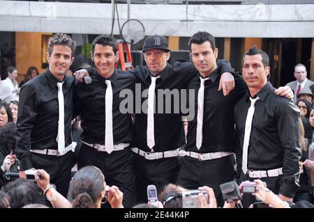 (G-D) les chanteurs Joey McIntyre, Jonathan Knight, Donnie Wahlberg, Jordan Knight et Danny Wood of New Kids on the Block se produisent sur la série de concerts « Today » de NBC au Rockefeller Plaza à New York City, NY, USA, le 8 mai 2009. Photo de Gregorio Binuya/ABACAPRESS.COM (en photo : Joey McIntyre, Jonathan Knight, Donnie Wahlberg, Jordan Knight, Danny Wood, nouveaux enfants sur le bloc) Banque D'Images