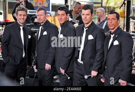 (G-D) les chanteurs Joey McIntyre, Donnie Wahlberg, Jonathan Knight, Jordan Knight et Danny Wood of New Kids on the Block se produisent sur la série de concerts « Today » de NBC au Rockefeller Plaza à New York City, NY, USA, le 8 mai 2009. Photo de Gregorio Binuya/ABACAPRESS.COM (en photo : Joey McIntyre, Donnie Wahlberg, Jonathan Knight, Jordan Knight, Danny Wood, nouveaux enfants sur le bloc) Banque D'Images