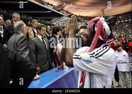 Le président français Nicolas Sarkozy, Bernard Laporte et Roselyne Bachelot lors du match de finale de la coupe française, Rennes contre Guingamp au Stade de France à St-Denis, France, le 9 mai 2009. Guingamp a gagné 2-1. Photo par Elodie Gregoire/ABACAPRESS.COM Banque D'Images