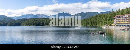 Grainau, Allemagne - 5 août 2020 : vue panoramique sur le lac Eibsee en été Banque D'Images