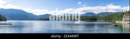 Grainau, Allemagne - 5 août 2020 : vue panoramique sur le lac Eibsee en été Banque D'Images