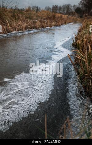 Tranchée gelée dans la campagne le matin Banque D'Images
