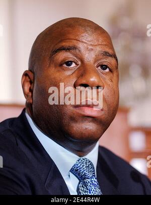 Earvin 'Magic' Johnson, ancien joueur de la NBA et fondateur et président de la Fondation Magic Johnson, s'exprime dans un forum pour discuter de « l'avenir de la lutte contre le VIH/sida et d'une stratégie nationale globale de lutte contre le sida pour la recherche, la prévention et le traitement » à Capitol Hill le 13 mai 2009 à Washington, DC. Photo par Olivier Douliery/ABACAPRESS.COM Banque D'Images