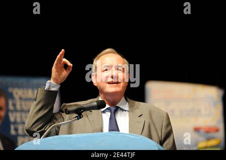 Le député de Loire et cher Maurice Leroy prononce un discours lors d'un rassemblement politique de l'UMP pour les prochaines élections européennes à Saint Jean le blanc (Loiret), en France, le 13 mai 2009. Photo de Philippe Montigny-filimages/ABACAPRESS.COM Banque D'Images