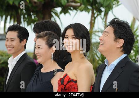 Le directeur sud-coréen Chan-Wook Park (R), Kim OK-Bin (2ndR), Kim Hae-Sook (C), Song Kang-Ho (2ndL), Shin Ha-Kyun (R) assistent au festival de la soif qui s'est tenu au Palais des Festivals lors du 62e Festival international du film de Cannes, le 15 mai 2009. Photo de Nebinger-Orban/ABACAPRESS.COM Banque D'Images