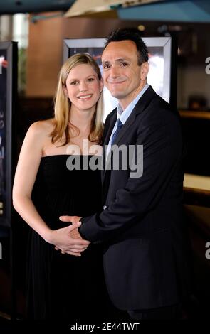 Actror Hank Azaria et sa femme enceinte Katie Wright assistent à la première du film 'Night at the Museum 2' au musée Smithsonian 'Air and Space' à Washington, DC, Etats-Unis le 14 mai 2009. Photo par Olivier Douliery/ABACAPRESS.COM Banque D'Images