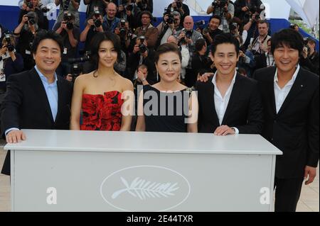 Le directeur sud-coréen Chan-Wook Park , Kim OK-Bin et Kim Hae-Sook, Shin Ha-Kyun et Song Kang-Ho assistent à la séance photo « soif » qui s'est tenue au Palais des Festivals lors du 62e Festival international du film de Cannes, le 15 mai 2009. Photo de Nebinger-Orban/ABACAPRESS.COM Banque D'Images