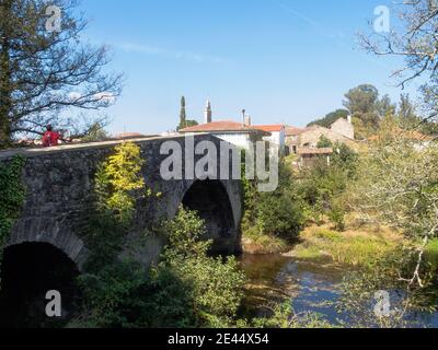 Pont médiéval en pierre Ponte Velha au-dessus de la rivière Furelos - Furelos, Galice, Espagne Banque D'Images