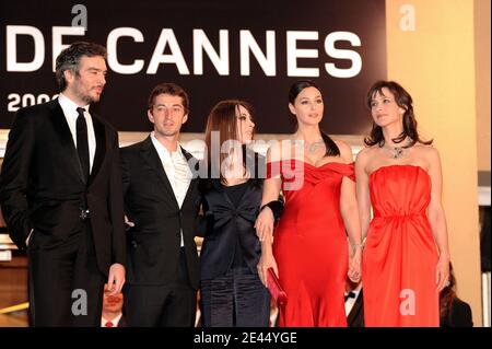 Acteurs Andrea Di Stefano et Adrien de Van, directeur Marina de Van, actrices Monica Bellucci, Sophie Marceau arrivant à la projection de 'ne te retourne pas' lors du 62e Festival de Cannes au Palais des Festivals à Cannes, France, le 16 mai 2009. Photo de Nebinger-Orban/ABACAPRESS.COM Banque D'Images